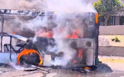 Camión de pasajeros es consumido en su totalidad por el fuego, en Nuevo León